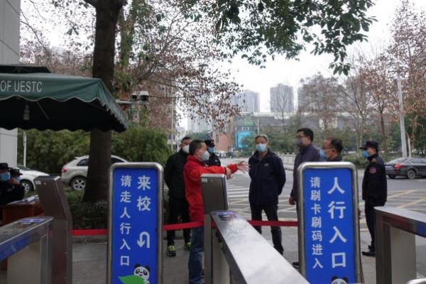 校领导检查学校疫情防控工作