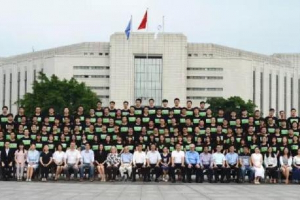 格拉斯哥学院首届毕业生深造率超80%